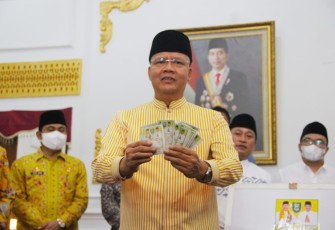 Gubernur Bengkulu Rohidin Mersyah saat pengundian Formulir THR Persembahan Gubernur Bengkulu kerjasama Pemprov Bengkulu dengan Harian Rakyat Bengkulu (RB Koran), di Gedung Daerah Balai Raya Semarak Bengkulu, Jum'at (29/04).