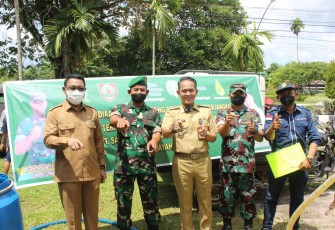 Kasdim Palangka Raya saat Pantau Penyaluran Minyak Goreng Murah PT CBI diwilayah Kecamatan Pahandut