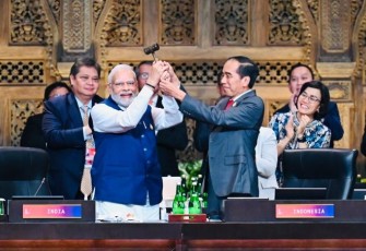 Presiden Jokowi saat tampuk presidensi G20 kepada India yang akan memegang presidensi G20 pada tahun 2023.