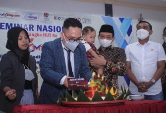 Potong tumpeng HUT Mitratoday.com