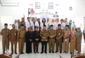 Gubernur Bengkulu Rohidin Mersyah foto bersama usai membuka Survei Simulasi Akreditasi Komisi Akreditasi Rumah Sakit (KARS) Rumah Sakit Khusus Jiwa (RSKJ) Soeprapto Bengkulu, di Aula Ratu Samban RSKJ Soeprapto Bengkulu, Senin (07/11). 