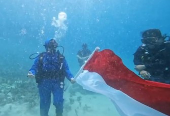 Upacara Pengibaran Bendera Merah Putih Bawah Laut di Perairan Teluk Dorei Manokwari