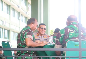 Pangdam dan Kapolda PB saat Duduk Satu Meja di Lobby Makodam XVIII/Kasuari 