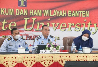 Kepala Bagian Umum Irwan Rahmat Gumilar saat rapat koordinasi bersama tim inovasi.