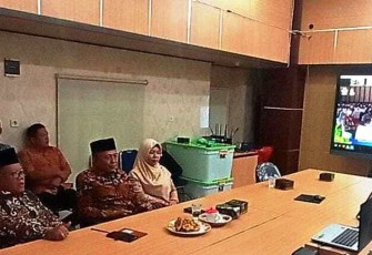 Sekretaris BPKAD Kota Bengkulu Karnadi dan Asisten Administrasi Umum Pemkot Bengkulu Elfyan Toni saat menyimak pemaparan Menteri Keuangan RI Sri Mulyani di Rakernas. Kamis, 22 September 2022. Foto/Dok