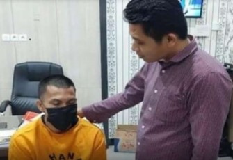 Tersangka (kenakan baju tahanan) saat diamankan petugas
