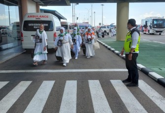 Kedatangan Calon Jemaah Haji Asa; Jambi saat tiba di Bandara Hang Nadim