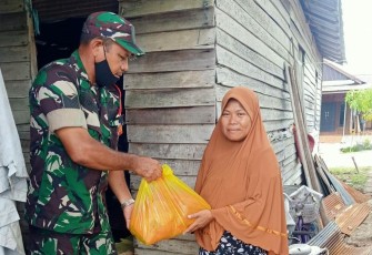 Babinsa saat Bagikan Sembako 