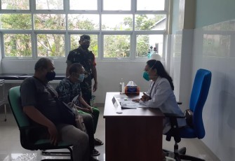 Babinsa dan Bhabinkamtibmas saat dampingi Petugas Kesehatan Periksa Warga Binaan Dalam Kategori ODGJ