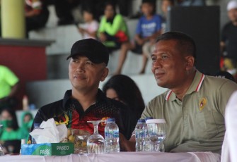 Dandim Palangka Raya (kiri) saat Hadiri Pembukaan Piala Kasad Liga Santri PSSI 2022 Tingkat Korem 
