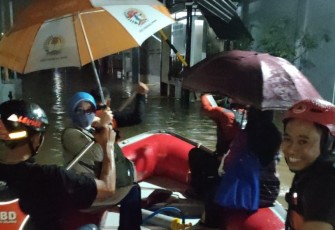 Tim saat monitoring gunakan perahu karet