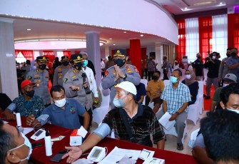 Kapolri Jenderal Listyo Sigit Prabowo saat meninjau akselerasi percepatan vaksinasi di Jateng, Sabtu (12/03).