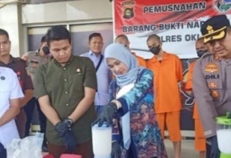 Kapolres OKI, AKBP Dili Yanto didampingi Kasat Resnarkoba AKP Rahmad Aji Prabowo bersama BNNK OKI, AKBP Gendi, saat pemusnahan barang bukti di Mapolres OKI, Rabu 22 Juni 2022 kemarin.