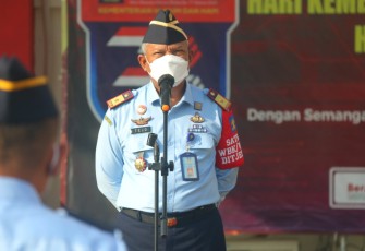 Kepala Kantor Wilayah Kementerian Hukum dan Hak Asasi Manusia Banten Tejo Harwanto saat menjadi pembina apel pagi pegawai, Senin (01/08/2022). 