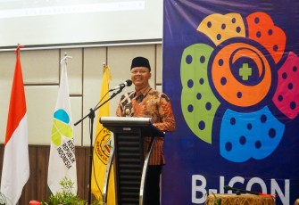  Gubernur Bengkulu Rohidin Mersyah saat menjadi Keynote Speaker pada Bengkulu International Conference On Health Poltekkes Kemenkes Bengkulu, Selasa (15/11/2022). 