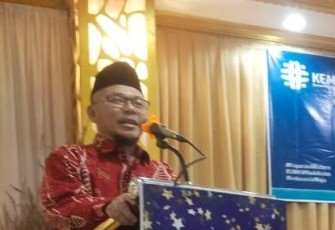 Asisten Deputi Pengembangan SDM Perkoperasian KemenKopUKM Nasrun Siagian, di sela-kegiatan Pendidikan dan Pelatihan (Diklat) Tata Kelola Koperasi Modern di Langgur, Malra, beberapa hari yang lalu.