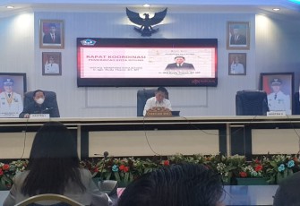 Pejabat Sekda Kota Bitung Rudy Theno saat memimpin rapat kordinasi