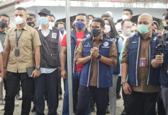 Director of Government Relations RedDoorz Indonesia, Firry Wahid (berkaos merah) ikut mendampingi Menteri Pariwisata dan Ekonomi Kreatif, Sandiaga Uno (tengah, berkacamata) untuk meninjau mobil vaksin keliling di Desa Pengengat, Nusa Tenggara Barat (NTB), pada Rabu (12/1).