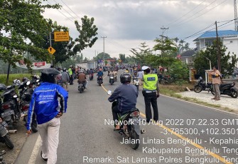 Personel Polres Benteng saat Kawal Unras SPSI Menuju Kantor DPRD Provinsi Bengkulu