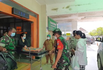 Babinsa Koramil Pahandut Evakuasi Warga yang Sakit