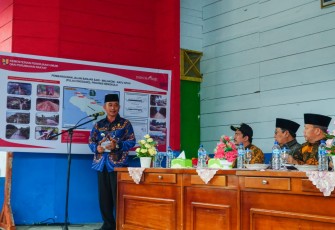 Camat Enggano Susanto saat nyatakan sikap penuh haru di hadapan Gubernur Bengkulu beserta rombongan saat bersilaturahmi di Kantor Camat Enggano, Jum'at (11/11). 