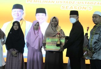 Gubernur Bengkulu Rohidin Mersyah saat memberikan piala dan uang pembinaan untuk juara 1 kategori ustadzah Remaja (Pintar) 2022 Season 5, di Gedung Daerah Bengkulu, Selasa (26/4). 