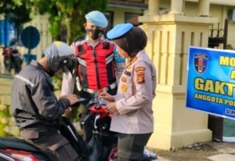 Propam Polres OKU Timur saat periksa kelengkapan surat menyurat kendaraan milik anggota.