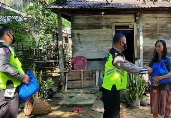 Anggota Sat Lantas Polres Seluma Polda Bengkulu Aipda Waryatno siang hari kemarin Selasa (19/07) saat menyalurkan bantuan untuk warga yang termasuk kurang mampu.
