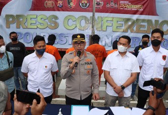 Kapolresta Tangerang Kombes Pol Raden Romdhon Natakusuma saat Konferensi Pers, Jumat (02/09).  