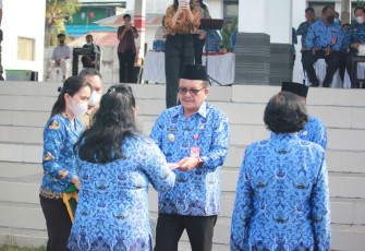 Walikota Bitung Maurits Mantiri saat memberikan SK pensiun kepada Pegawai yang pensiun usai pelaksanaan upacara peringatan Harganas Ke-29