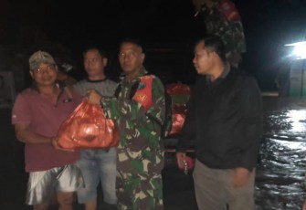 Koramil 1016-06/Kurun saat Distribusikan Logistik Makanan Siap Saji dan Obat-Obatan Kepada Warga Terdampak Banjir 