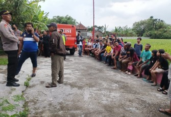Petugas Polsek Karangdowo bersama Tim Inafis Polres Klaten saat melakukan olah TKP di lokasi.