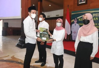 Wakil Bupati Trenggalek, Syah Muhamad Natanegara, saat menyerahkan SK CPNS di Pendapa Manggala Praja Nugraha, Rabu (30/3/2022).