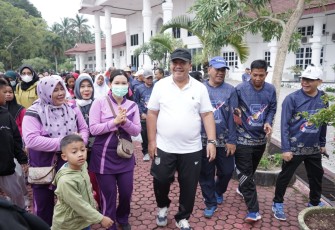 Wakil Bupati Asahan saat Lepas Peserta Gerak Jalan Santai