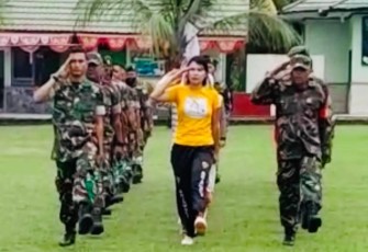 Personil kodim 1310/Bitung saat latihan gerak jalan