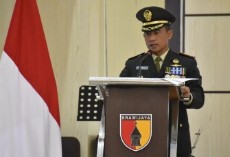 Danrem 081/DSJ saat Pimpin Tradisi Wisuda Purnawira Perwira