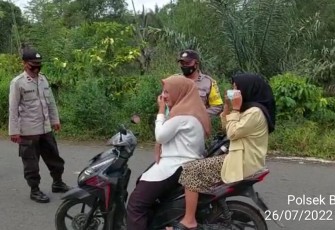 Personel Polsek Bengko saat Lakukan Pendisiplinan Penggunaan Masker di Luar Ruangan