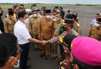 Kapolda Bengkulu saat Sambut Kedatangan Menko Bidang Kemaritiman
