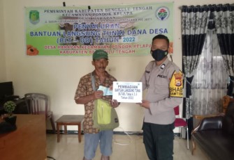 Polisi Kawal Penyaluran BLT di Desa Harapan Bengkulu Tengah