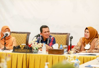 ketua TP-PKK Provinsi Kepri Hj Dewi Kumalasari didampingi Gubernur Kepri H. Ansar Ahmad saat memimpin rapat