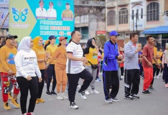 Senam bersama dalam rangka Hari Diabetes Sedunia yang diselenggarakan oleh Pemkab Labuhanbatu, Persani Labuhanbatu dan Tim Tropicana Slim, di Simpang 6 Rantauprapat, Minggu (13/11/2020).