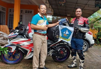 Kadinkes Bintan dr.Gama Saat memberikan alat-alat kelengkapan kesehatan.