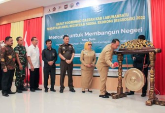 Pemukulan Gong oleh Bupati tanda pembukaan Rakorda Pendataan Awal Registrasi Sosial Ekonomi Labuhanbatu.