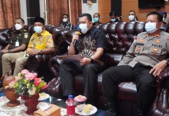 PJ Sekda kabupaten Bintan Roni Kartika bersama Camat Tuapaya saat berkunjung ke TPS yang ada di Desa Tua paya