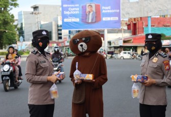 Polwan Polres Bengkulu saat Berbagi Takjil Gratis