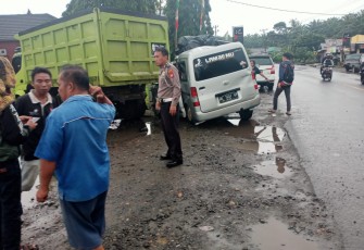 Pasca kejadian, kendaraan korban ringsek di belakang bak mobil dump truk