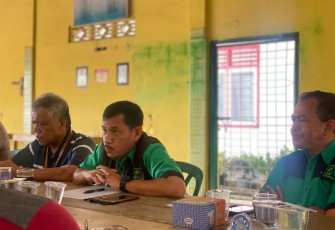 Manager Pabrik PT Sandabi Indah Lestari, Irfan Rambe saat mediasi bersama Pemerintah Desa Giri Mulya dan sejumlah perwakilan sopir di aula Desa setempat, pada Senin (19/9/2022).