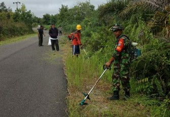 Babinsa Bersama Warga saat Gotong Royong Bersihkan Poros Jalan Kelurahan Marang 