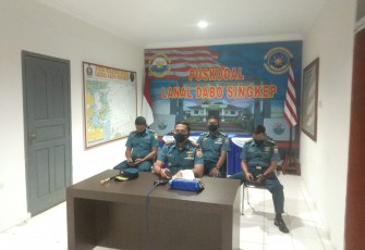 Danlanal DBS didampingi oleh seluruh Perwira Staf Lanal DBS saat Vidcon dengan Kasal.