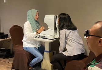 Salah satu warga sedang mengikuti cek kesehatan mata di Ruang Sawojajar Nava Hotel Tawangmangu, Kabupaten Karanganyar, Kamis (1/12/2022).